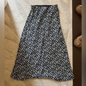 Urban outfitters Midi Skirt BLACK and white floral XS